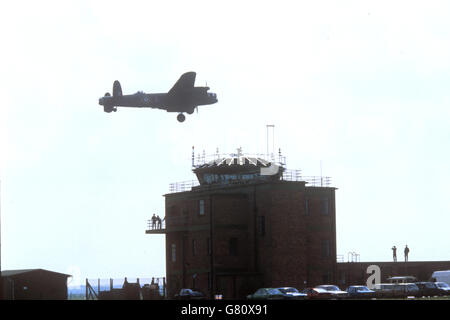 Un bombardiere Lancaster, il tipo volato dai 'Dambusters' vola sopra il campo d'aviazione a RAF Marham, Norfolk. Foto Stock