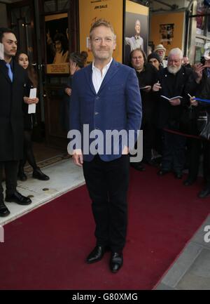 Kenneth Branagh partecipa alla serata stampa per lo spettacolo di un uomo Jim Dale, con la stella carry-on, al Vaudeville Theatre di Londra. Foto Stock