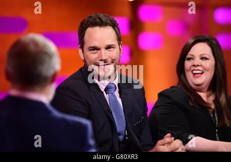 (Sinistra - destra) host Graham Norton, Chris Pratt e Melissa McCarthy durante le riprese del Graham Norton Show presso i London Studios, a sud di Londra, in onda venerdì. PREMERE ASSOCIAZIONE foto. Data immagine: Giovedì 28 maggio 2015. Il credito fotografico dovrebbe essere: Ian West/PA Wire Foto Stock