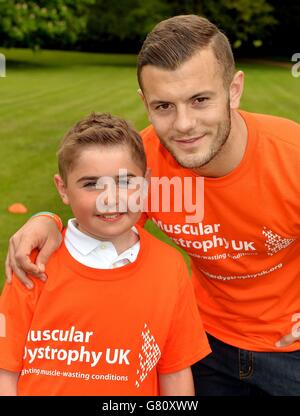 L'arsenale e il calciatore del midfield dell'Inghilterra Jack Wilshere con Harry Barnley di sette anni, mentre ha incontrato il nuovo ambasciatore per la distrofia muscolare del Regno Unito di carità, che aiuterà e sosterrà i bambini come Harry di 7 anni, che soffrono con la malattia, al Sopwell House Hotel in Hertfordshire. Foto Stock