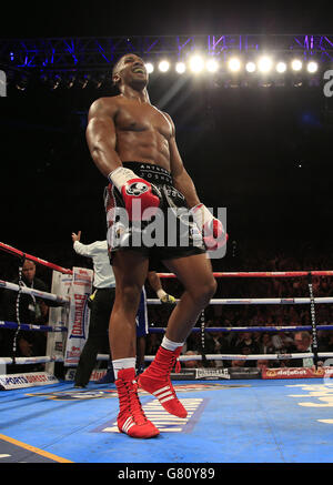 Anthony Joshua celebra la sconfitta di Kevin Johnson nella lotta per il titolo dei pesi massimi di WBC International all'O2 Arena di Londra. PREMERE ASSOCIAZIONE foto. Data immagine: Sabato 30 maggio 2015. Guarda la storia della Pennsylvania BOXING Londra. Il credito fotografico dovrebbe essere: Jonathan Brady/PA Wire. Foto Stock