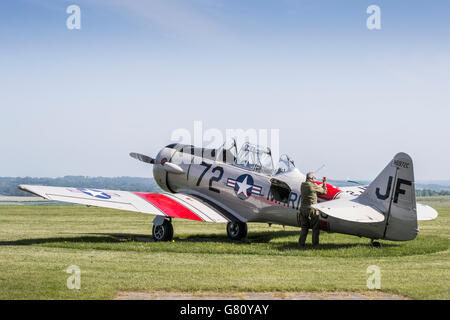 North American SNJ-5 N6972C (G-DHHF) a Compton Abbas airfield Foto Stock