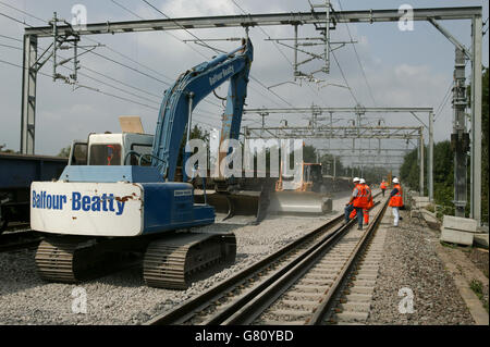 Reballasting il via la formazione a Bourne End durante la linea principale della costa occidentale di aggiornamento. Foto Stock