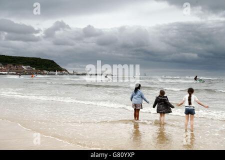 I bambini guardano la gara di moto d'acqua AquaX che si svolge a South Bay, Scarborough, durante il P1 Grand Prix of the Sea. Foto Stock