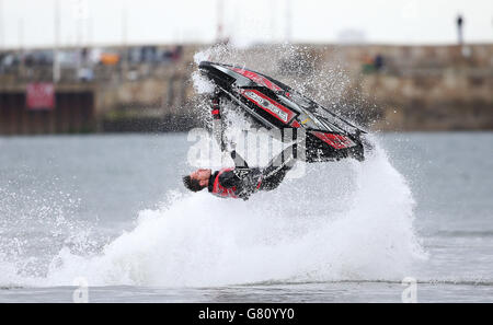 P1 Gran Premio del mare. Lee Stone esegue le mosse freestyle sul suo jet ski nella South Bay, Scarborough durante il Gran Premio del mare P1. Foto Stock