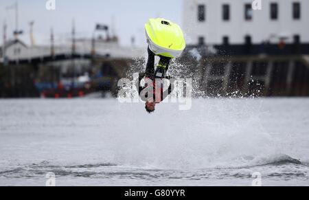 P1 Gran Premio del mare. Jason Bleasdale esegue mosse freestyle sul suo moto d'acqua nella South Bay, Scarborough, durante il Gran Premio del Mare P1. Foto Stock