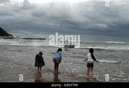 I bambini guardano la gara di moto d'acqua AquaX che si svolge a South Bay, Scarborough, durante il P1 Grand Prix of the Sea. Foto Stock