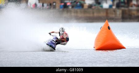 Un concorrente partecipa alla gara di moto d'acqua AquaX nella South Bay di Scarborough durante il P1 Grand Prix of the Sea. Foto Stock