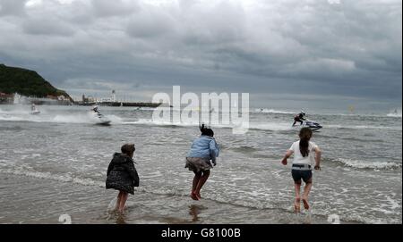 P1 Gran Premio del mare. I bambini guardano la gara di moto d'acqua AquaX che si svolge nella South Bay, Scarborough, durante il Gran Premio del Mare P1. Foto Stock