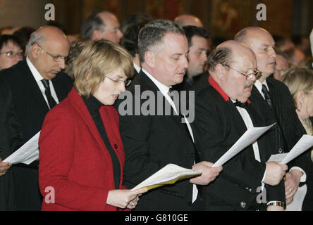 Il primo ministro scozzese Jack McConnell (al centro) a una Messa di Requiem per Papa Giovanni Paolo II morto sabato. Foto Stock