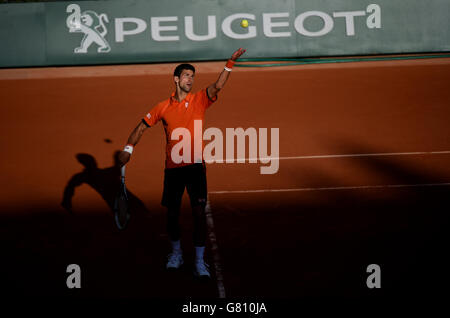 Novak Djokovic in azione durante il suo incontro maschile Singles Round Four contro Richard Gasquet il 9° giorno del French Open al Roland Garros il 1° giugno 2015 a Parigi, Francia Foto Stock