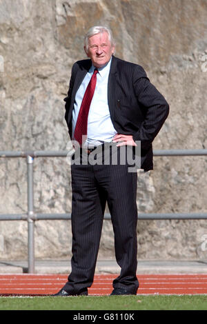 Calcio - Coppa del mondo FIFA 2006 Qualifier - Gruppo uno - Andorra contro Repubblica Ceca - Stadio Comunal de Aixovall. Karel Bruckner, allenatore capo della Repubblica Ceca Foto Stock