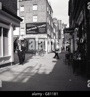 Degli anni Cinquanta, storico, vista di una via di passaggio al mercato pastore, Piccadilly, Londra, un piccolo quadrato tra Piccadilly e Curzon Street. Foto Stock