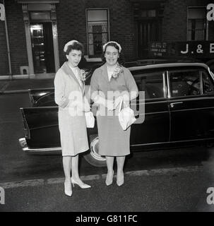 Degli anni Cinquanta, storico, due signore vestite per una parte o un ricevimento in piedi in un Street, Belfast. Foto Stock