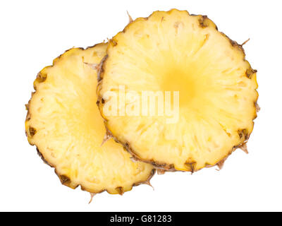 Frutta fresca. Due fette di ananas isolato su bianco. Foto Stock