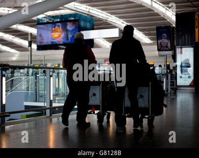 Terminal 5 dello stock dell'aeroporto di Heathrow. I passeggeri arrivano in partenza dal Terminal 5 dell'Aeroporto di Heathrow. Foto Stock