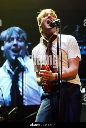 Il cantante Ricky Wilson dei Kaiser Chiefs si esibisce dal vivo sul palco. Foto Stock