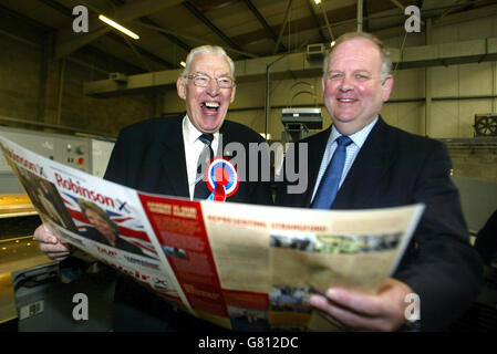 Ian Paisley (a sinistra), leader del Partito Unionista democratico, con Jimmy Spratta, ex presidente della Federazione di polizia in Irlanda del Nord, che è stato oggi presentato come candidato alle elezioni generali per gli Unionisti Democratici del reverendo Ian Paisley. Jimmy Spratt sfiderà l'ex ministro Stormont unionista dell'Ulster Michael McGimpsey per il voto unionista a Belfast Sud il 5 maggio, il seggio è attualmente tenuto dagli unionisti dell'Ulster, ma l'ex Gran Maestro dell'Ordine Arancio Protestante, il reverendo Martin Smyth, è in piedi. Foto Stock