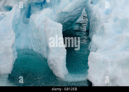 In prossimità di una formazione di ghiaccio galleggiante nelle acque ghiacciate di Antartide Foto Stock