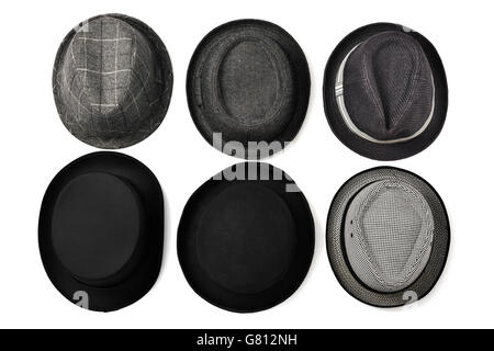 Alta angolazione di differenti cappelli su sfondo bianco Foto Stock