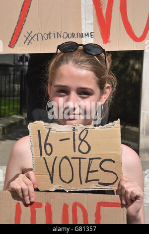 Gli adolescenti protestare contro Brexit e il diritto di 16-18 anni per avere un voto. Whitehall, Londra. Regno Unito Foto Stock