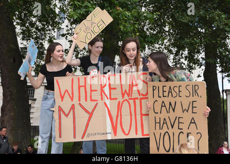 Gli adolescenti protestare contro Brexit e il diritto di 16-18 anni per avere un voto .Whitehall, Londra. Regno Unito Foto Stock