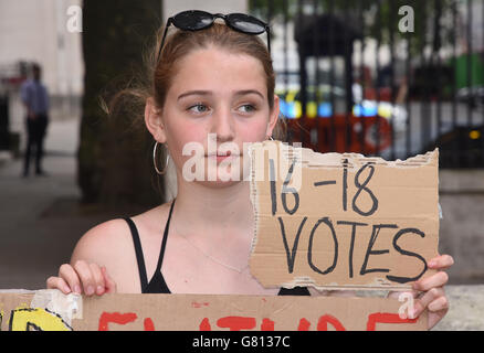 Gli adolescenti protestano contro la Brexit e contro il diritto di voto dei bambini di 16-17 anni. Di fronte al numero 10 Downing Street, Whitehall, Londra. REGNO UNITO Foto Stock