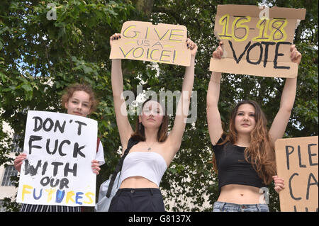 Gli adolescenti protestare contro Brexit e il diritto di 16-17 anni per avere un voto,Whitehall,London.UK Foto Stock