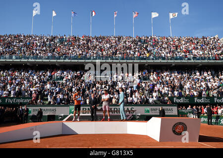 Presentazione del Trofeo dopo la finale maschile con Novak Djokovic, il presidente della Federazione Francese di Tennis (FFT) Jean Gachassin, Stan Wawrinka e Gustavo Kuerten il giorno quindici del French Open a Roland Garros il 7 giugno 2015 a Parigi, Francia Foto Stock