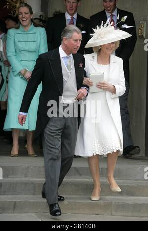 Laura Parker-Bowles (dietro a sinistra), il principe britannico Harry (dietro, al centro) e il principe Guglielmo guardano come il principe del Galles e la duchessa della Cornovaglia partono. Foto Stock
