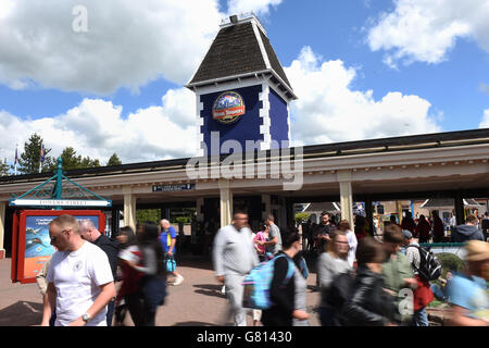 Membri del pubblico fuori Alton Towers a Staffordshire, come il parco a tema riaperto dopo la chiusura dei suoi cancelli a seguito di un incidente di montagne russe che ha visto quattro persone gravemente feriti. Foto Stock