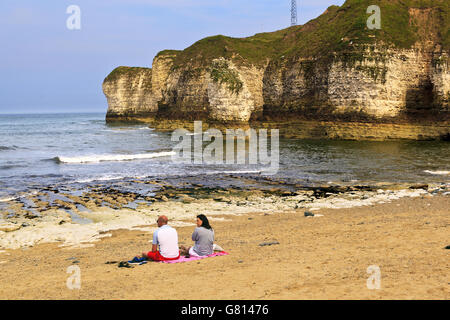 Coppia sulla spiaggia a Flamborough Head, Yorkshire Foto Stock