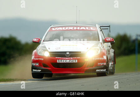 Corse automobilistiche - Dunlop MSA British Touring Car Championship 2005 - Donington Park. Yvan Muller è sulla sua strada per vincere il secondo round Foto Stock