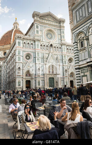 I turisti di mangiare nel ristorante in Piazza San Giovanni nella parte anteriore del Duomo di Firenze di Santa Maria del Fiore. Firenze, Italia Foto Stock