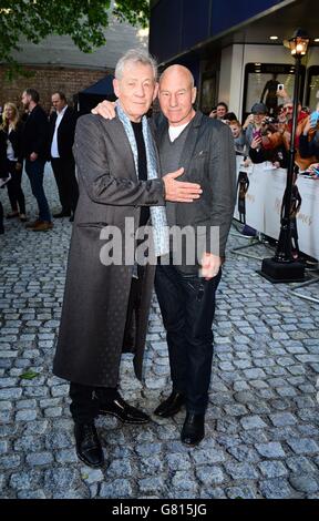 Sir Ian McKellen (a sinistra) e Patrick Stewart hanno partecipato alla prima britannica di MR Holmes all'Odeon Kensington, Londra. Foto Stock