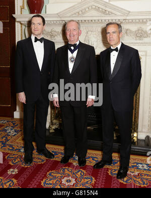 (Sinistra - destra) Cancelliere George Osborne, Sindaco di Londra Alan Yarrow e Governatore della Banca d'Inghilterra Mark Carney alla cena del Sindaco del Signore per i banchieri e i mercanti della Città di Londra alla Mansion House, nella Città di Londra. Foto Stock