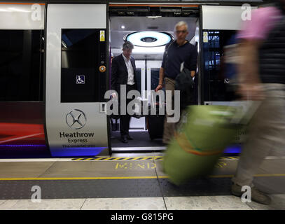 Un treno Heathrow Express all'aeroporto di Heathrow a West London. Foto Stock