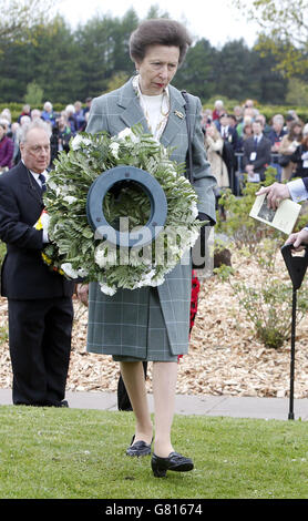 La principessa reale depone una corona alla vecchia chiesa parrocchiale di Gretna, Gretna Green, durante un servizio speciale per commemorare il centesimo anniversario dell'incidente ferroviario di Quintinshill, il peggior disastro ferroviario della Gran Bretagna. Foto Stock