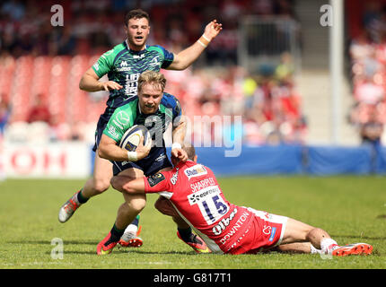 Il Fionn Carr di Connacht viene affrontato da Charlie Sharples di Gloucester (a destra) durante il Play-off della European Champions Cup presso il Kingsholm Stadium di Gloucester. Foto Stock