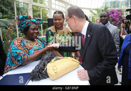 Il Segretario Generale delle Nazioni Unite Ban Ki-moon (3° a sinistra) incontra Esther Nasser e Eulalie Odia dall'Africa, a Farmleigh House, a Dublino, dove incontra i rifugiati reinsediati in Irlanda. Foto Stock