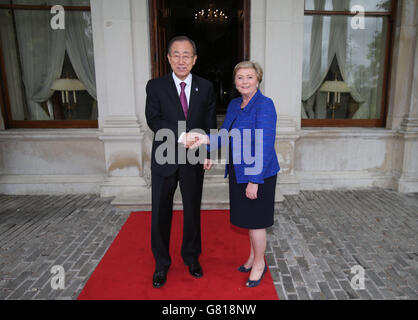 Il Segretario Generale delle Nazioni Unite Ban Ki-moon incontra il Ministro della Giustizia Francis Fitzgerald (a destra) alla Farmleigh House, a Dublino, dove incontra i rifugiati che si sono reinsediati in Irlanda. Foto Stock