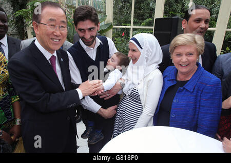 Il Segretario Generale delle Nazioni Unite Ban Ki-moon (a sinistra) e il Ministro della Giustizia Francis Fitzgerald (davanti a destra) incontrano Syrians Ayman (seconda a sinistra) e Amoueh Halnan con il loro bambino di 14 mesi Abib alla Farmleigh House, a Dublino, dove sta incontrando i rifugiati che hanno reinsediati in Irlanda. Foto Stock