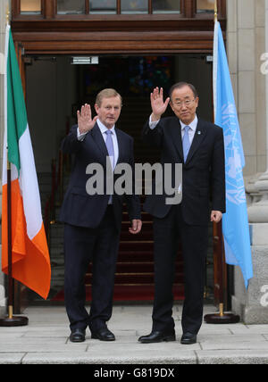 Irish Taoiseach Enda Kenny (a sinistra) dà il benvenuto al segretario generale delle Nazioni Unite Ban Ki-moon quando arriva agli edifici governativi di Dublino. Foto Stock