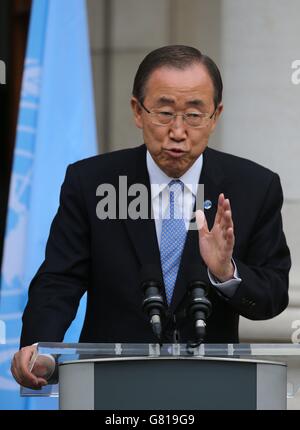 Il segretario generale delle Nazioni Unite Ban Ki-moon parla ai media degli edifici governativi di Dublino. Foto Stock