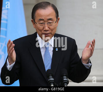 Il segretario generale delle Nazioni Unite Ban Ki-moon parla ai media degli edifici governativi di Dublino. Foto Stock