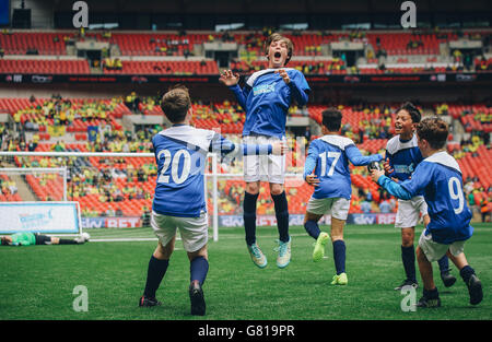 Calcio - Campionato Sky Bet - Gioca fuori - finale - Middlesbrough / Norwich City - Stadio di Wembley. I giocatori di Blackburn Rovers (Salesbury CE Primary) festeggiano la vittoria della Kinder Kids Cup. Foto Stock