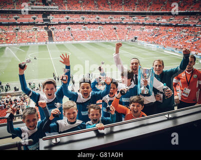 Calcio - Campionato Sky Bet - Gioca fuori - finale - Middlesbrough / Norwich City - Stadio di Wembley. I giocatori della Coppa per bambini Blackburn Rovers (Salesbury CE Primary) raccolgono il trofeo Foto Stock