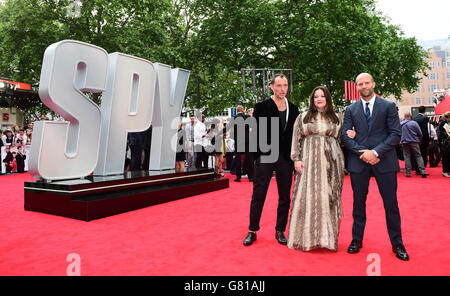 (Da sinistra a destra) Jude Law, Melissa McCarthy e Jason Statham frequentano la prima europea di Spy all'Odeon Leicester Square, Londra. PREMERE ASSOCIAZIONE foto. Data immagine: Mercoledì 27 maggio 2015. Il credito fotografico dovrebbe essere: Ian West/PA Wire Foto Stock