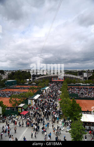 Nuvole scure si formano sopra Stade Roland Garros durante il quinto giorno del French Open al Roland Garros il 28 maggio 2015 a Parigi, Francia Foto Stock