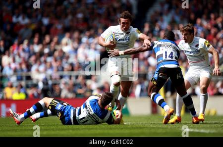 Saracens Jacques Burger è affrontato da Matt Banahan e Semesa Rokoduguni di Bath durante la finale di Aviva Premiership al Twickenham Stadium, Londra. Foto Stock